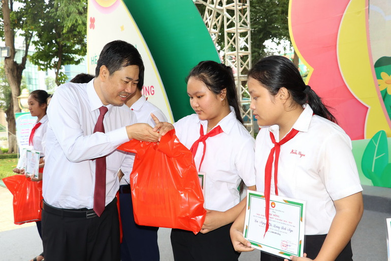 Chánh Văn phòng Tỉnh ủy Đồng Nai Viên Hồng Tiến trao quà, học bổng cho học sinh có hoàn cảnh khó khăn. Chánh Văn phòng Tỉnh ủy Đồng Nai Viên Hồng Tiến trao quà, học bổng cho học sinh có hoàn cảnh khó khăn.