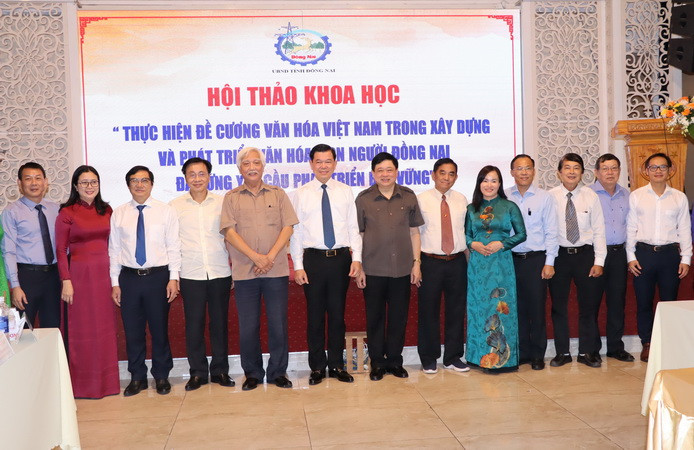 Các đại biểu tham gia hội thảo chụp ảnh lưu niệm.