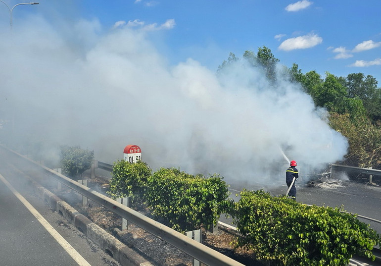 Chiếc xe khách bị cháy gần như hoàn toàn.