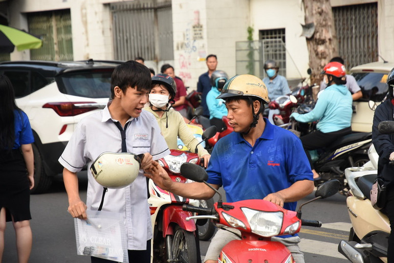 Phụ huynh đưa con đến điểm thi Trường THPT Trấn Biên, thành phố Biên Hòa.