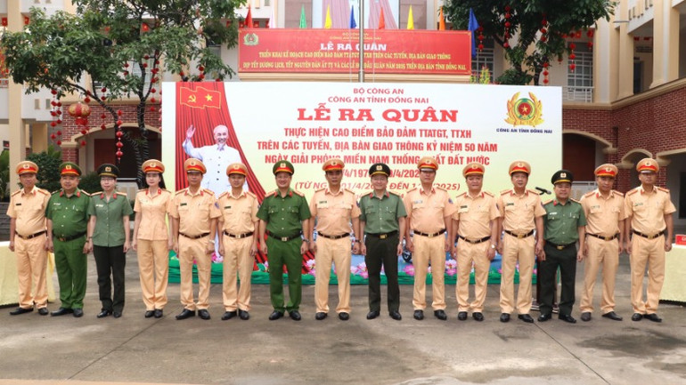 Lãnh đạo Công an tỉnh Đồng Nai và các đơn vị nghiệp vụ tham dự lễ ra quân.