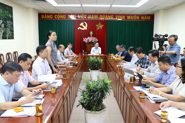 Lãnh đạo Công ty cổ phần thương mại xăng dầu Tân Sơn Nhất kiến nghị tháo gỡ các khó khăn để sớm khiển khai dự án.