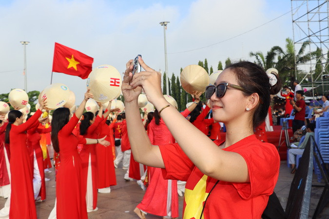 Một bạn trẻ lưu lại những khoảnh khắc ý nghĩa, vui tươi trong Ngày Tết Độc lập của dân tộc ở Biên Hòa.