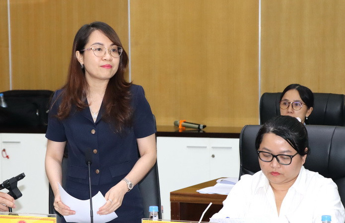 Tổng Giám đốc Dofico Trần Thị Vũ Hậu báo cáo việc thực hiện chính sách pháp luật về giáo dục việc làm, quản lý lao động và quỹ bảo hiểm xã hội.