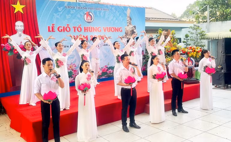 Một tiết mục văn nghệ do các nghệ sĩ Nhà hát Nghệ thuật Đồng Nai biểu diễn tại buổi lễ.