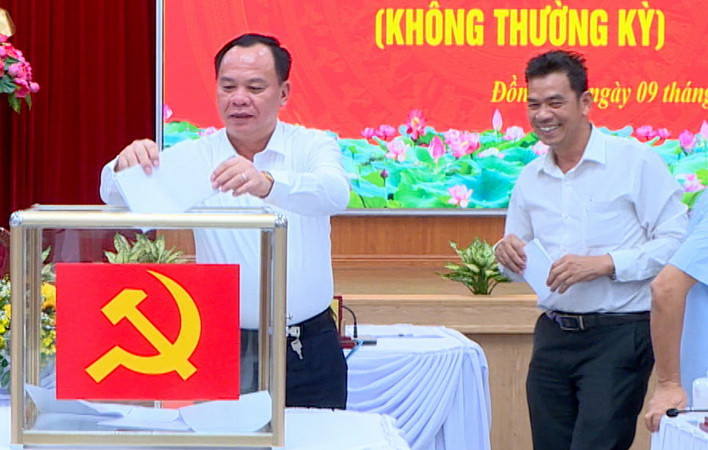 Đồng chí Võ Tấn Đức (người bỏ phiếu) được bầu giữ chức Phó Bí thư Tỉnh ủy Đồng Nai.