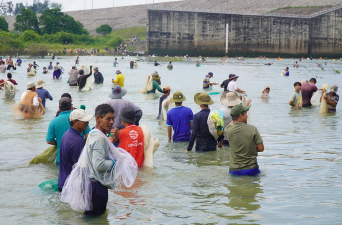 Hàng trăm người dân đến chân đập bắt cá sau khi Thủy điện Trị An ngưng xả tràn. Hàng trăm người dân đến chân đập bắt cá sau khi Thủy điện Trị An ngưng xả tràn.