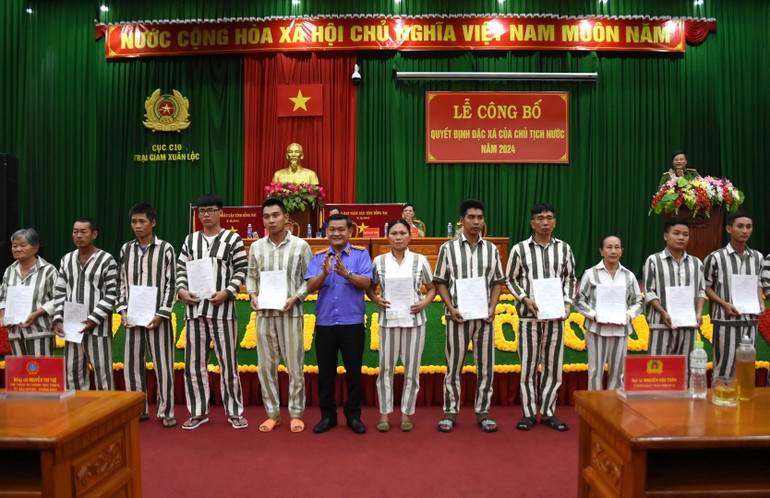 Các phạm nhân tại Trại giam Xuân Lộc nhận Giấy chứng nhận đặc xá.