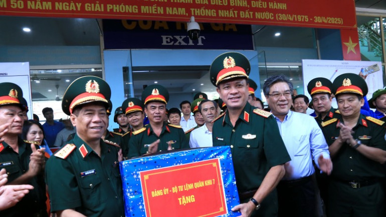 Trung tướng Nguyễn Trường Thắng, Tư lệnh Quân khu 7, tặng quà động viên lực lượng tham gia diễu binh, diễu hành tại ga Biên Hòa.