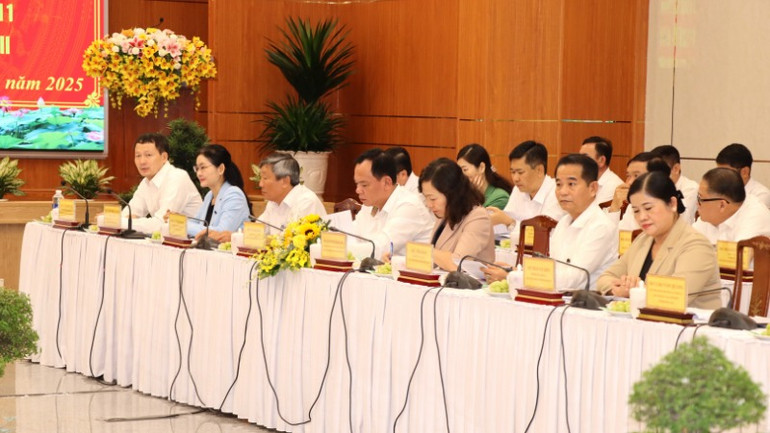 Bảy đồng chí (ngồi hàng đầu) trong Thường trực Tỉnh ủy hai tỉnh Đồng Nai và Bình Phước tham dự buổi làm việc.