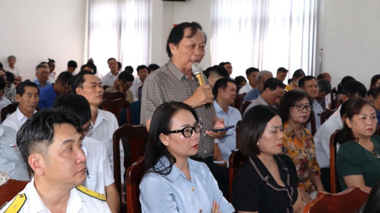 Cử tri phường Tân Hiệp, thành phố Biên Hòa nêu ý kiến tại buổi tiếp xúc với Đoàn đại biểu Quốc hội tỉnh Đồng Nai.