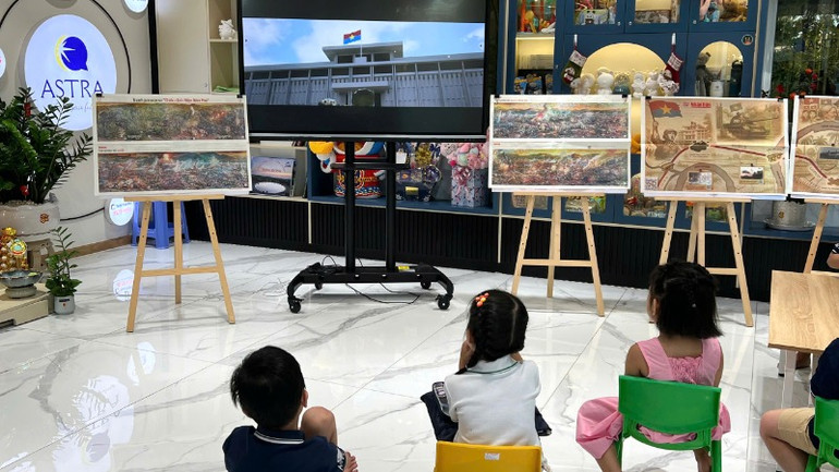 Không gian trưng bày, trình chiếu phụ san của Báo Nhân Dân.