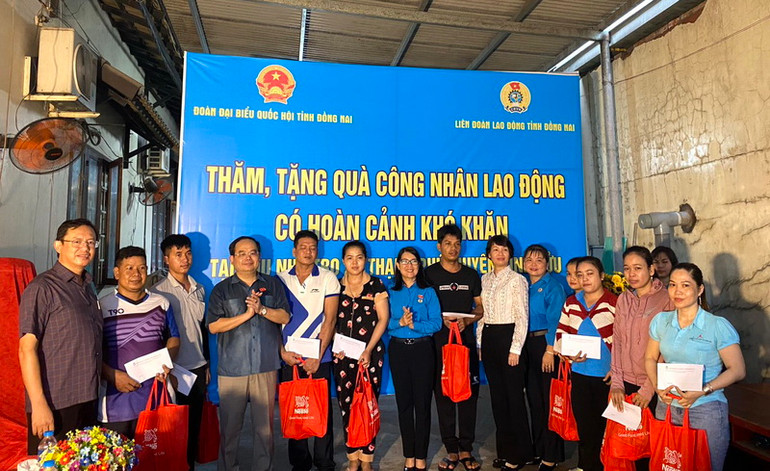 Trao quà cho các công nhân có hoàn cảnh khó khăn ở xã Thạnh Phú, huyện Vĩnh Cửu.