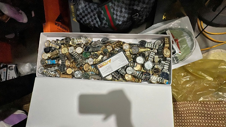 Hơn 120 chiếc đồng hồ đeo tay là tài sản mà các đối tượng thực hiện trong một vụ trộm cắp khác được phát hiện tại phòng trọ của Tân.