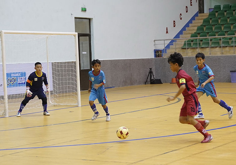 Một pha bóng trong trận chung kết.