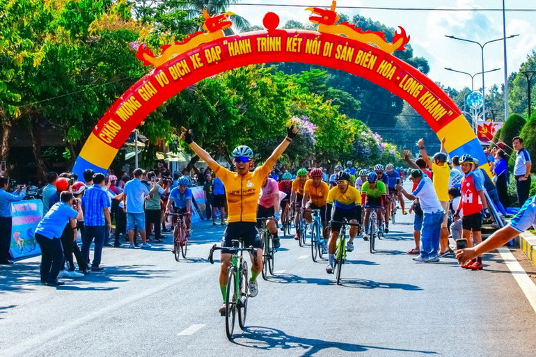 Các vận động viên về đích trên đường Cách Mạng Tháng Tám, thành phố Long Khánh.