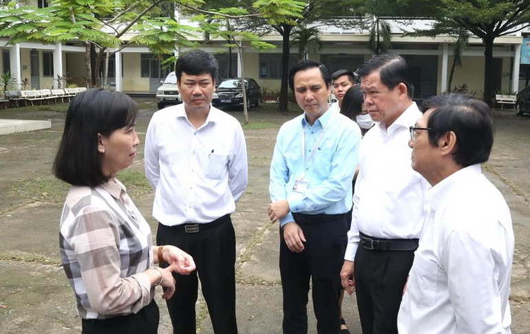 Bí thư Tỉnh ủy Đồng Nai Nguyễn Hồng Lĩnh (thứ hai từ phải qua) cùng lãnh đạo Ủy ban nhân dân tỉnh, Sở Giáo dục và Đào tạo kiểm tra đầu tư cơ sở vật chất tại một trường học trên địa bàn phường Long Bình Tân. Bí thư Tỉnh ủy Đồng Nai Nguyễn Hồng Lĩnh (thứ hai từ phải qua) cùng lãnh đạo Ủy ban nhân dân tỉnh, Sở Giáo dục và Đào tạo kiểm tra đầu tư cơ sở vật chất tại một trường học trên địa bàn phường Long Bình Tân.