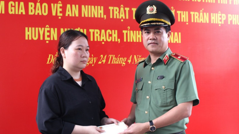 Thiếu tướng Nguyễn Đức Hải, Giám đốc Công an tỉnh Đồng Nai tặng quà cho gia đình đồng chí Huỳnh Trí Phúc.