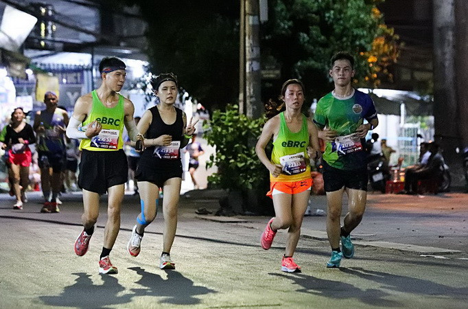 Các vận động viên tranh tài qua một tuyến đường ở thành phố Biên Hòa.
