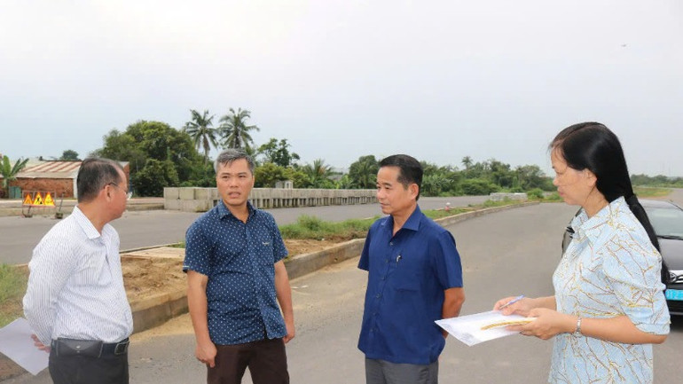 Chủ tịch Hội đồng nhân dân tỉnh Đồng Nai Thái Bảo (thứ 2 từ phải qua) kiểm tra tiến độ xây dựng dự án Hương lộ 2.