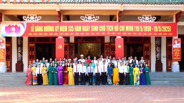 Lãnh đạo tỉnh Đồng Nai cùng các đại biểu chụp ảnh lưu niệm.