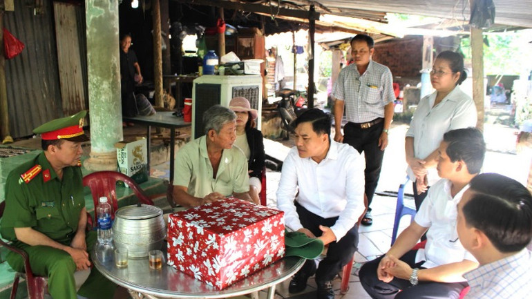 Bí thư Thành ủy Biên Hòa Hồ Văn Nam cùng lãnh đạo các cơ quan thành phố lắng nghe nguyện vọng của một hộ dân trong vùng dự án và tuyên truyền, vận động bàn giao mặt bằng phục vụ thi công Dự án đường cao tốc Biên Hòa-Vũng Tàu.