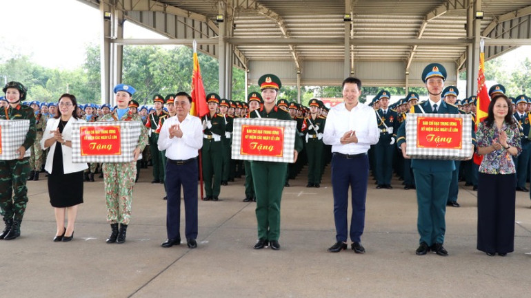 Đồng chí Trần Cẩm Tú, Ủy viên Bộ Chính trị, Thường trực Ban Bí thư cùng các đồng chí trong Đoàn công tác tặng quà các khối Quân đội nhân dân đang luyện tập tại Đồng Nai.