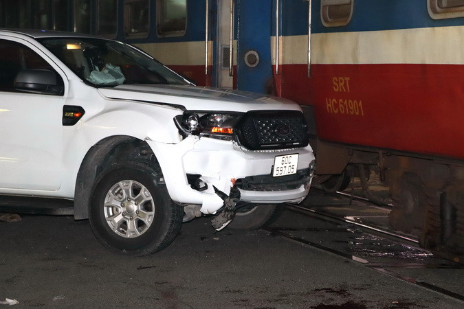 Hiện trường xe ô-tô va vào tàu hỏa khiến 4 người thương vong tối 28/7.