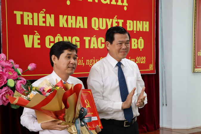 Đồng chí Nguyễn Hồng Lĩnh trao quyết định, tặng hoa chúc mừng đồng chí Trần Quang Tú được Ban Bí thư chỉ định tham gia Ban Chấp hành Đảng bộ tỉnh.