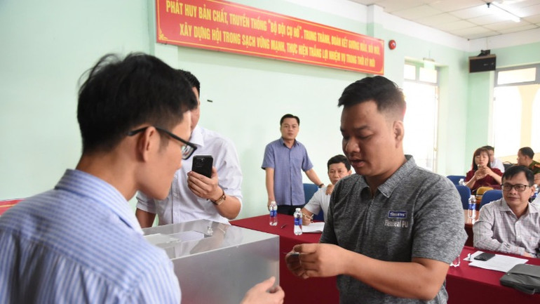 Người bốc thăm nhận đất tái định cư dự án đường cao tốc Biên Hòa-Vũng Tàu.