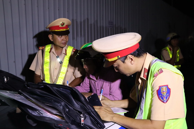 Lập biên bản xử lý một trường hợp điều khiển xe gắn máy vi phạm nồng độ cồn ở thành phố Biên Hòa.