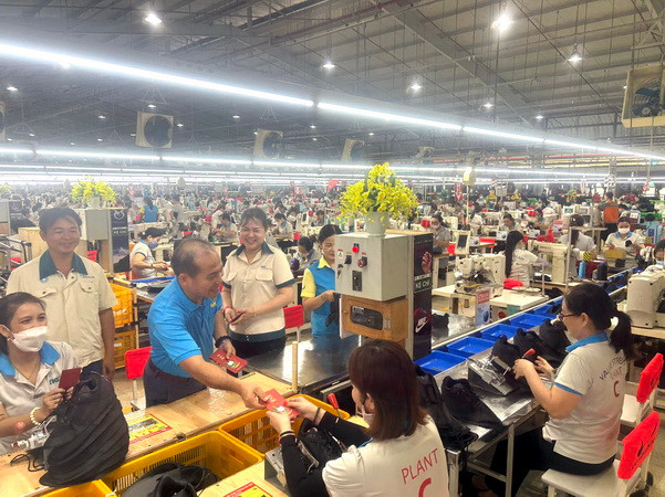 Đại diện Ban Giám đốc và Ban Chấp hành Công đoàn Công ty cổ phần TKG TaeKwang Vina đến phân xưởng lì xì động viên người lao động trong ngày đi làm đầu tiên sau đợt nghỉ Tết.