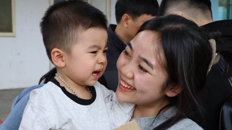 Nụ cười của một nữ công nhân trước giờ khởi hành. Nụ cười của một nữ công nhân trước giờ khởi hành.