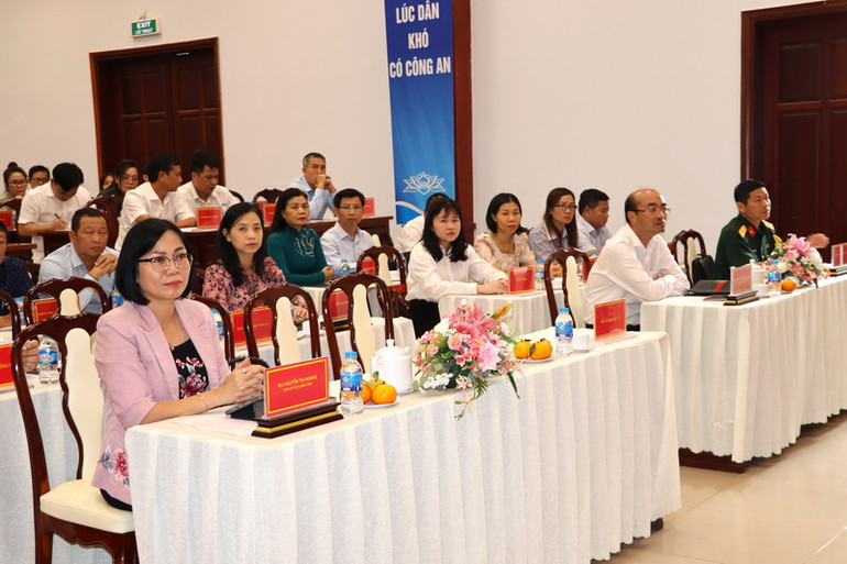 Lãnh đạo Ủy ban nhân dân tỉnh Đồng Nai và đại diện nhiều ngân hàng trên địa bàn tham dự hội thảo. Lãnh đạo Ủy ban nhân dân tỉnh Đồng Nai và đại diện nhiều ngân hàng trên địa bàn tham dự hội thảo.