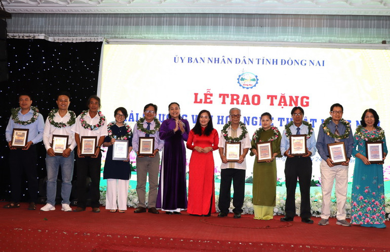 Các tác giả đạt giải B.