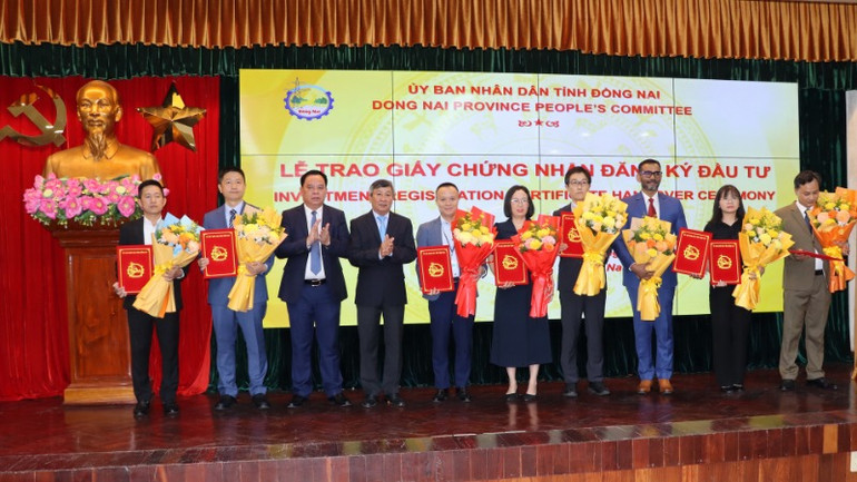 Lãnh đạo tỉnh Đồng Nai chúc mừng 8 nhà đầu tư nhận giấy chứng nhận đăng ký đầu tư mới.