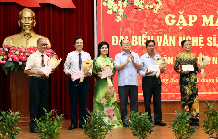 Đồng chí Quản Minh Cường, Phó Bí thư Tỉnh ủy, Trưởng Đoàn đại biểu Quốc hội tỉnh Đồng Nai tặng hoa chúc mừng các văn nghệ sĩ có thành tích xuất sắc tiêu biểu trong công tác.