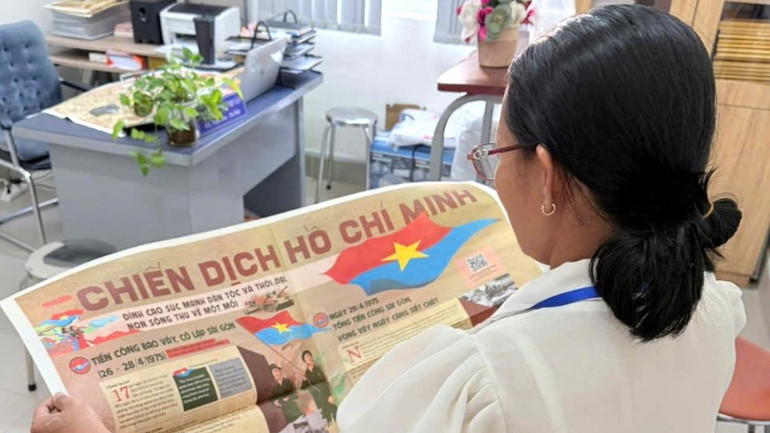 Cán bộ ở thành phố Biên Hòa tìm hiểu các nội dung trên phụ san. Cán bộ ở thành phố Biên Hòa tìm hiểu các nội dung trên phụ san.