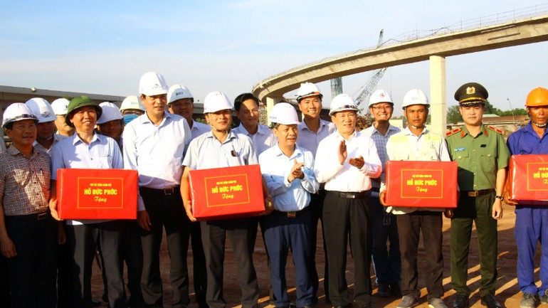 Đoàn công tác Chính phủ tặng quà động viên các đơn vị thi công dự án cao tốc Bến Lức - Long Thành.