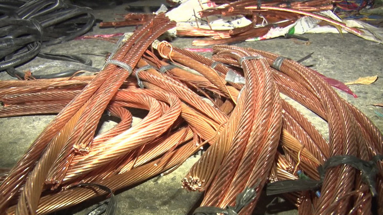 Thu giữ tang vật dây cáp điện.