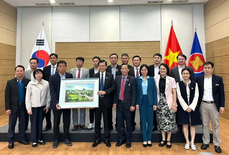 Bí thư Tỉnh ủy Đồng Nai Nguyễn Hồng Lĩnh tặng tranh lưu niệm cho Đại sứ Vũ Hồ.