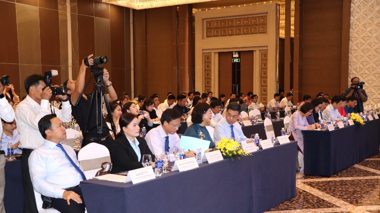 Lãnh đạo các tỉnh vùng Đông Nam Bộ và đại biểu tham dự hội nghị.