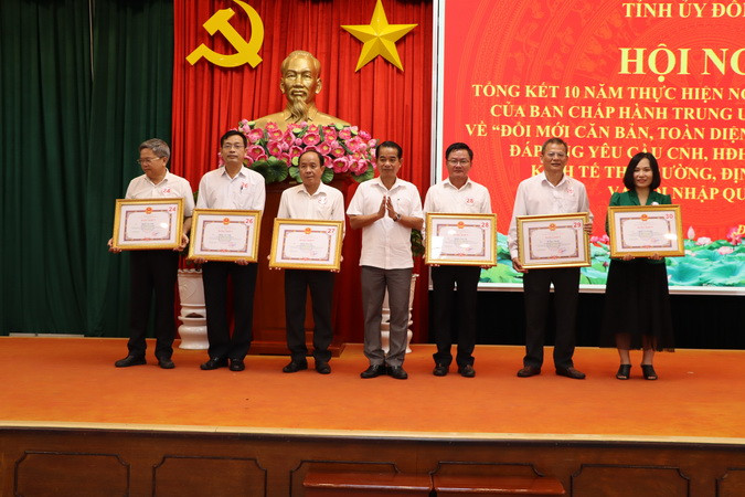 Đồng chí Thái Bảo, Chủ tịch Hội đồng nhân dân tỉnh Đồng Nai trao Bằng khen cho các cá nhân.