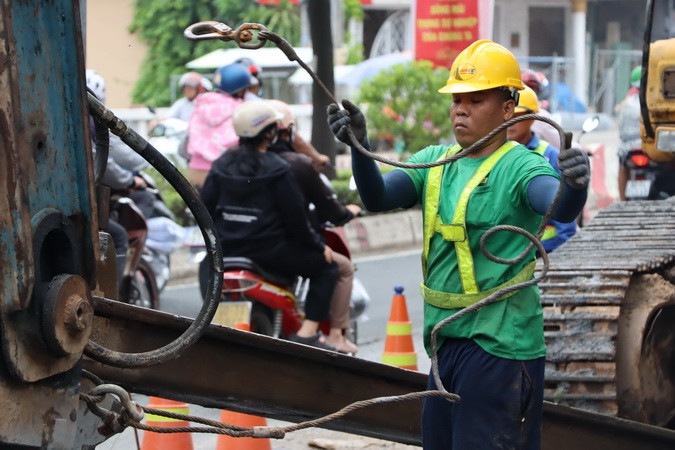 Công nhân thi công hạng mục lắp cống bê-tông dự án chống ngập đường Đồng Khởi. Công nhân thi công hạng mục lắp cống bê-tông dự án chống ngập đường Đồng Khởi.