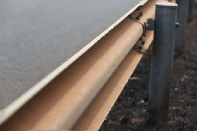 Bụi đỏ phủ kín thanh ray đường cao tốc.