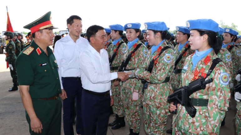 Thường trực Ban Bí thư Trần Cẩm Tú động viên lực lượng tham gia diễu binh đang luyện tập tại Đồng Nai.