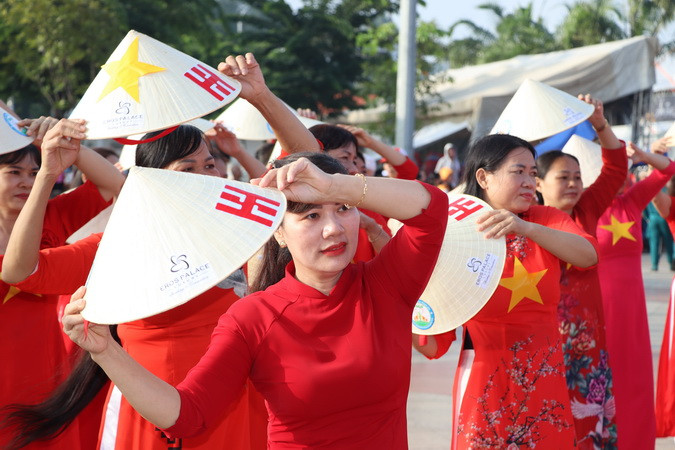 Múa nón lá trên nền nhạc ca khúc Xin chào Việt Nam.