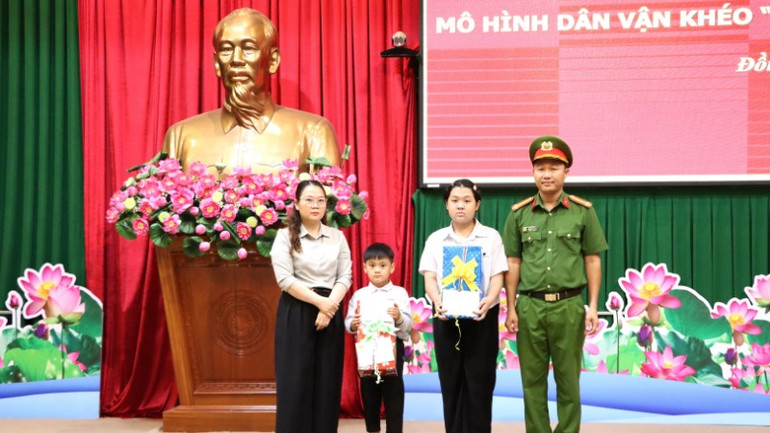 Công an tỉnh Đồng Nai ra mắt mô hình "Con nuôi Công an tỉnh", nhận đỡ đầu, giúp đỡ đối với hai cháu Huỳnh Tiểu My và cháu Huỳnh Phúc Lâm.