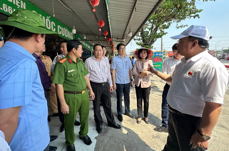 Đoàn giám sát khảo sát tại một nút giao thông phức tạp ở thành phố Biên Hòa.