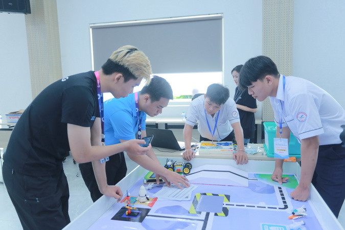 Các đội chuẩn bị trước khi tham gia thi trình diễn.